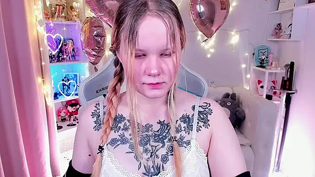 Snapshot of AnnieVibe chatting on 02/14/26, 05:35 AnnieVibe online show from 02/14/26, 05:35