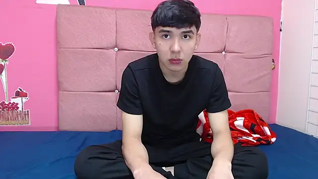 Snapshot of massimoferrera303av chatting on 02/16/26, 06:28 massimoferrera303av online show from 02/16/26, 06:28