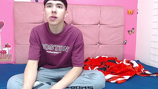 Snapshot of massimoferrera303av chatting on 02/15/26, 06:18 massimoferrera303av online show from 02/15/26, 06:18