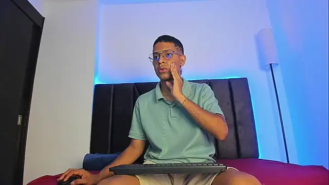 Snapshot of StellayDrake chatting on 02/14/26, 01:33 StellayDrake online show from 02/14/26, 01:33