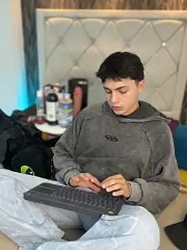 Samu Hott online show from 04/08/26, 08:21