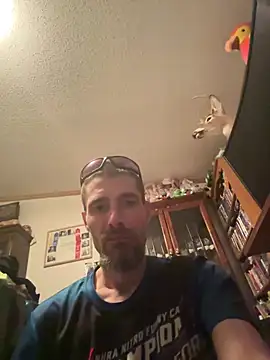 Snapshot of tommattsonn chatting on 04/24/26, 08:27 tommattsonn online show from 04/24/26, 08:27