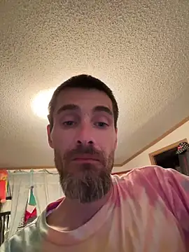 Snapshot of tommattsonn chatting on 05/18/26, 01:17 tommattsonn online show from 05/18/26, 01:17