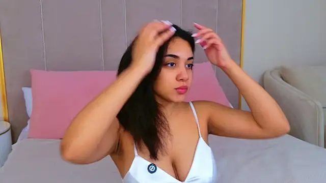 Luna Cortier online show from 05/17/26, 05:18