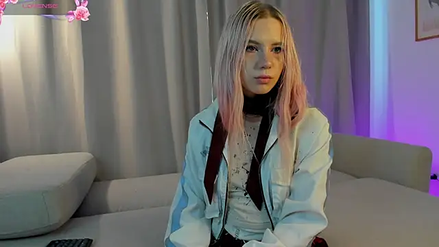 Snapshot of SimonaKaroly chatting on 02/17/26, 08:33 SimonaKaroly online show from 02/17/26, 08:33