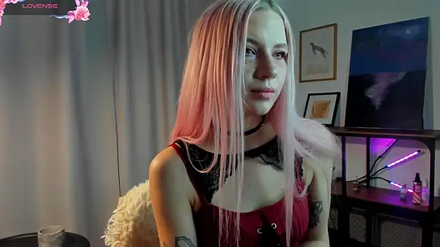 Snapshot of SimonaKaroly chatting on 02/08/26, 08:01 SimonaKaroly online show from 02/08/26, 08:01