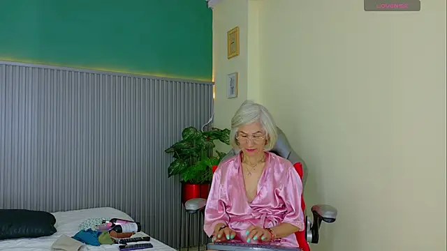 Snapshot of miss_monserrate01 chatting on 06/20/26, 01:27 miss monserrate01 online show from 06/20/26, 01:27