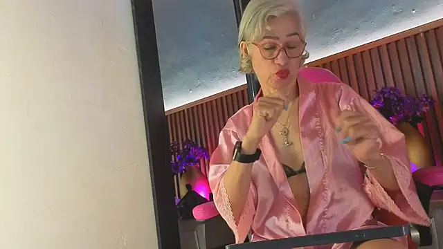 Snapshot of miss_monserrate01 chatting on 04/18/26, 01:35 miss monserrate01 online show from 04/18/26, 01:35