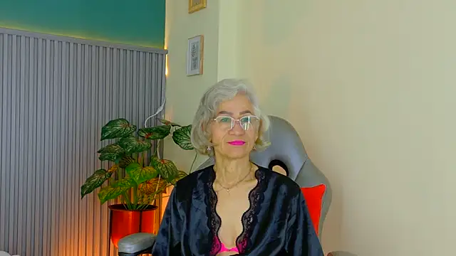 Snapshot of miss_monserrate01 chatting on 06/17/26, 02:05 miss monserrate01 online show from 06/17/26, 02:05