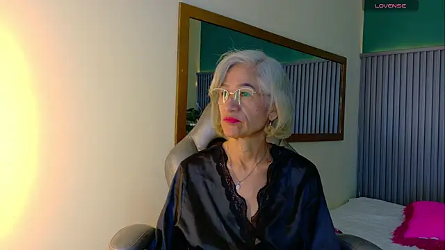 Snapshot of miss_monserrate01 chatting on 06/26/26, 01:28 miss monserrate01 online show from 06/26/26, 01:28