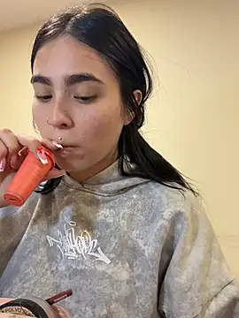 Sara Fernandez  online show from 04/08/26, 02:18