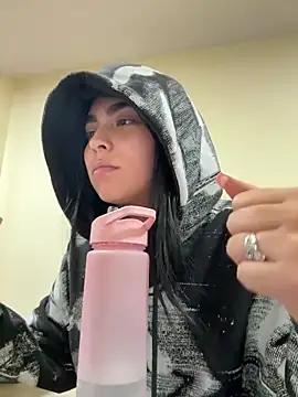 Sara Fernandez  online show from 03/11/26, 03:17