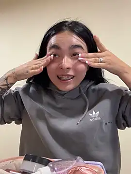 Sara Fernandez  online show from 03/25/26, 02:16