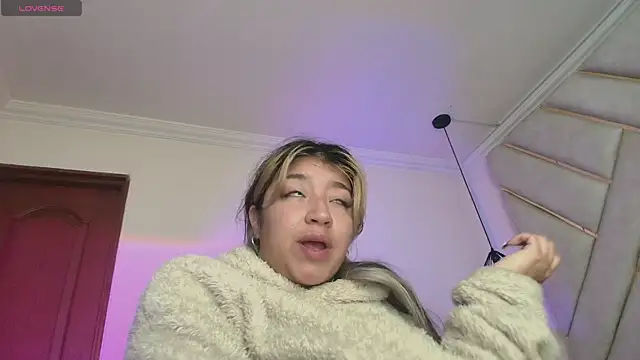 Dahiana Dmour  online show from 04/17/26, 12:19