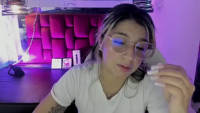 Dahiana Dmour  online show from 05/12/26, 02:23