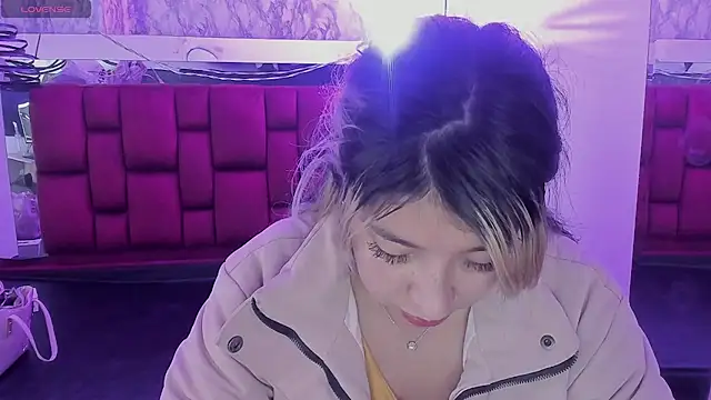 Dahiana Dmour  online show from 05/11/26, 01:01