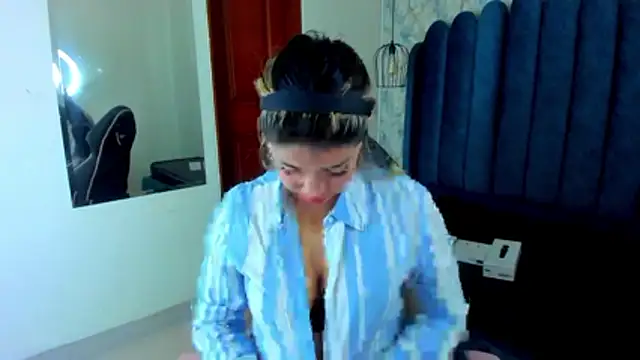 Dahiana Dmour  online show from 04/14/26, 12:43