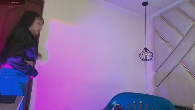 Dahiana Dmour  online show from 04/16/26, 12:28