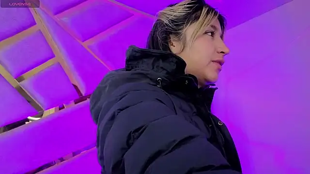 Dahiana Dmour  online show from 05/02/26, 12:21