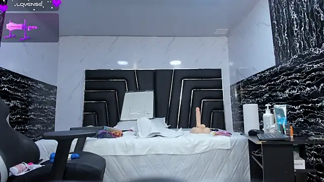 Snapshot of Ladyy_Scarlett chatting on 05/09/26, 02:42 Ladyy Scarlett online show from 05/09/26, 02:42