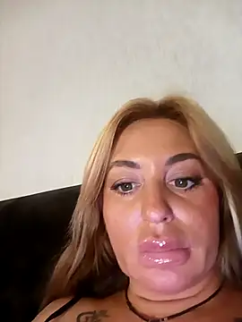 MiaMooly online show from 10/13/25, 04:08