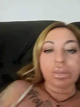 MiaMooly online show from 12/04/25, 05:45