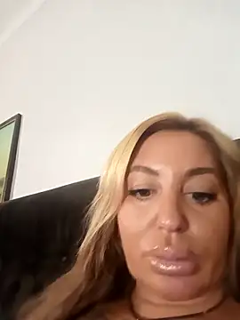 MiaMooly online show from 09/26/25, 03:41