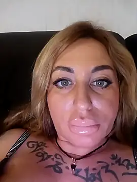 MiaMooly online show from 12/01/25, 03:35