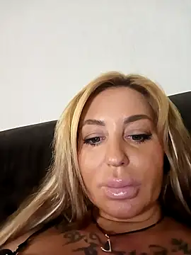 MiaMooly online show from 10/01/25, 04:33