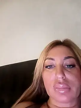 MiaMooly online show from 11/23/25, 04:50