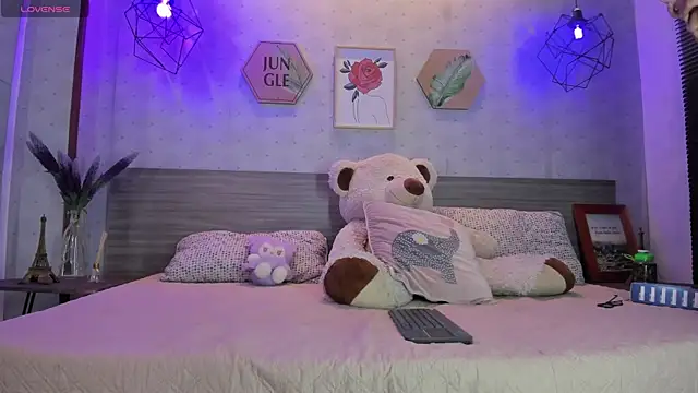 Snapshot of Celeste_wang chatting on 02/13/26, 12:05 Celeste wang online show from 02/13/26, 12:05