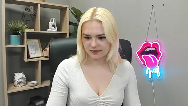 Snapshot of SweetLilyxo chatting on 05/14/26, 06:32 SweetLilyxo online show from 05/14/26, 06:32