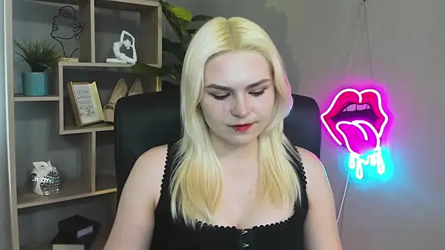 Snapshot of SweetLilyxo chatting on 04/28/26, 01:26 SweetLilyxo online show from 04/28/26, 01:26