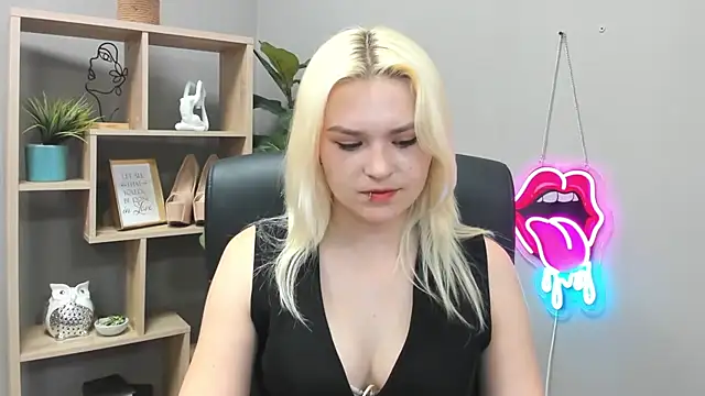 Snapshot of SweetLilyxo chatting on 05/26/26, 06:44 SweetLilyxo online show from 05/26/26, 06:44