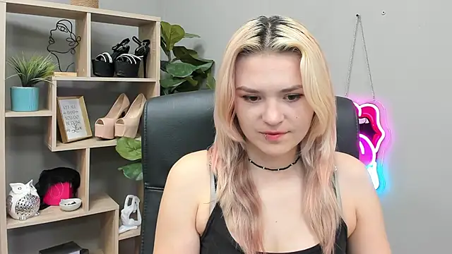 Snapshot of SweetLilyxo chatting on 07/20/26, 06:43 SweetLilyxo online show from 07/20/26, 06:43