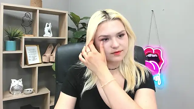 Snapshot of SweetLilyxo chatting on 06/02/26, 01:33 SweetLilyxo online show from 06/02/26, 01:33