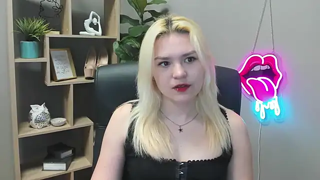 Snapshot of SweetLilyxo chatting on 04/15/26, 06:30 SweetLilyxo online show from 04/15/26, 06:30