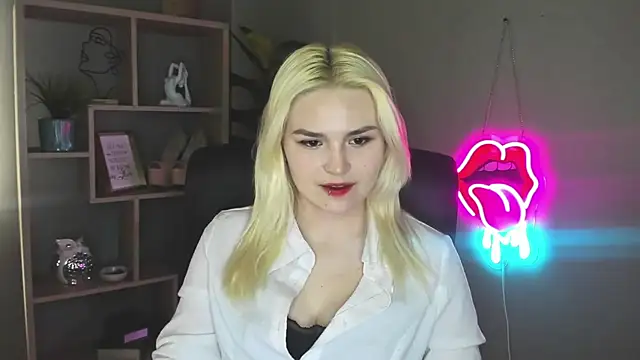 Snapshot of SweetLilyxo chatting on 05/05/26, 01:36 SweetLilyxo online show from 05/05/26, 01:36