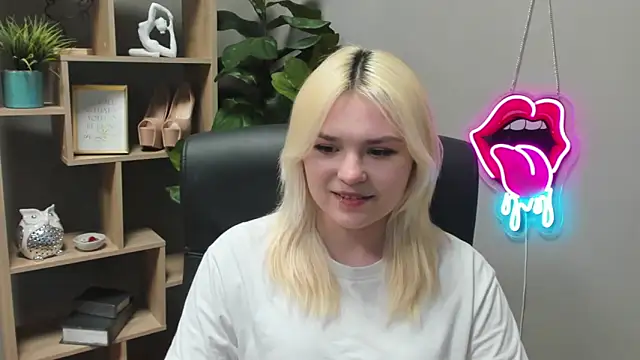 Snapshot of SweetLilyxo chatting on 03/10/26, 02:32 SweetLilyxo online show from 03/10/26, 02:32