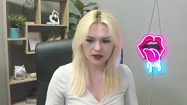 Snapshot of SweetLilyxo chatting on 04/14/26, 06:29 SweetLilyxo online show from 04/14/26, 06:29