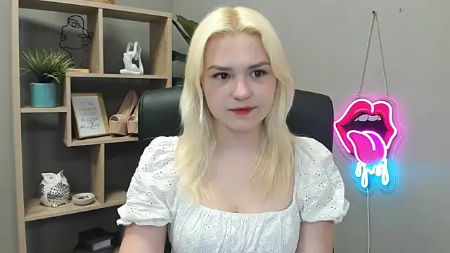 Snapshot of SweetLilyxo chatting on 05/13/26, 06:31 SweetLilyxo online show from 05/13/26, 06:31