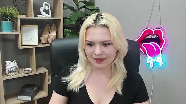 Snapshot of SweetLilyxo chatting on 03/07/26, 07:37 SweetLilyxo online show from 03/07/26, 07:37