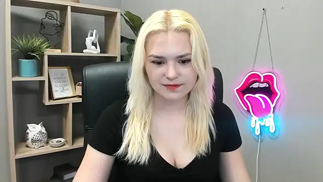 Snapshot of SweetLilyxo chatting on 05/15/26, 06:33 SweetLilyxo online show from 05/15/26, 06:33