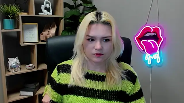 Snapshot of SweetLilyxo chatting on 03/17/26, 02:31 SweetLilyxo online show from 03/17/26, 02:31