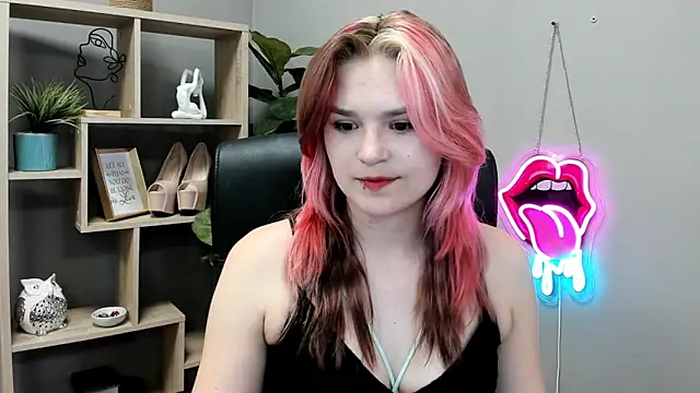 Snapshot of SweetLilyxo chatting on 06/18/26, 01:27 SweetLilyxo online show from 06/18/26, 01:27