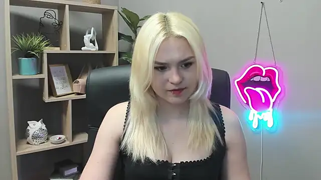 Snapshot of SweetLilyxo chatting on 05/08/26, 06:39 SweetLilyxo online show from 05/08/26, 06:39