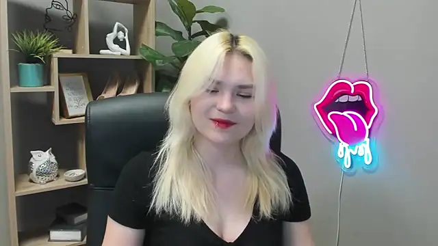 Snapshot of SweetLilyxo chatting on 04/20/26, 06:27 SweetLilyxo online show from 04/20/26, 06:27