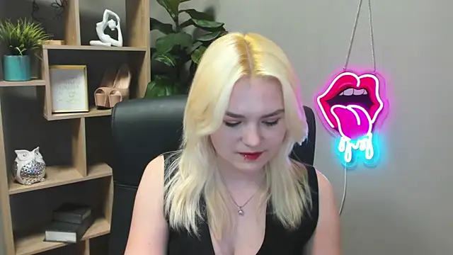 Snapshot of SweetLilyxo chatting on 03/24/26, 07:30 SweetLilyxo online show from 03/24/26, 07:30