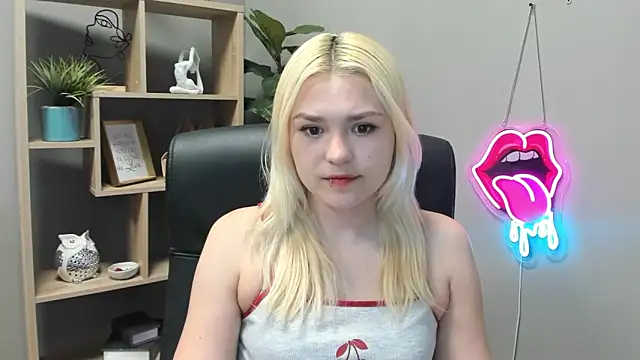 Snapshot of SweetLilyxo chatting on 05/11/26, 06:48 SweetLilyxo online show from 05/11/26, 06:48