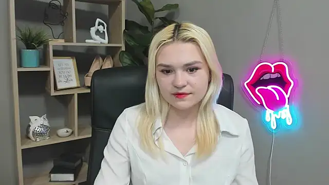 Snapshot of SweetLilyxo chatting on 04/13/26, 06:28 SweetLilyxo online show from 04/13/26, 06:28